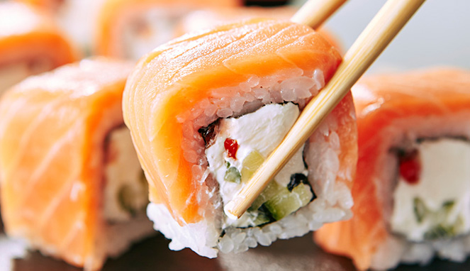 Sushi med laks fra Oishi Sushi i Hvidovre C 